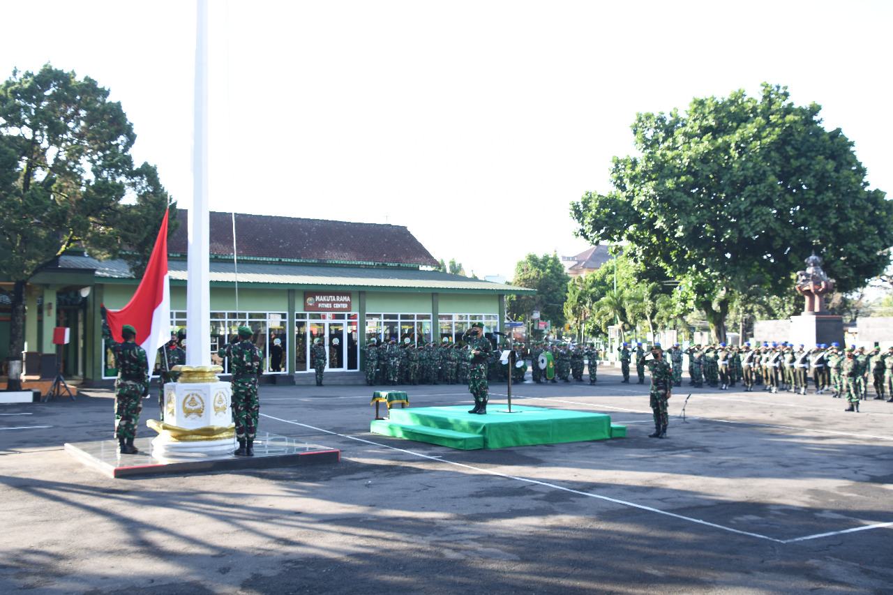 Upacara Bendera Di Korem 073/Makutarama Berjalan Khidmat